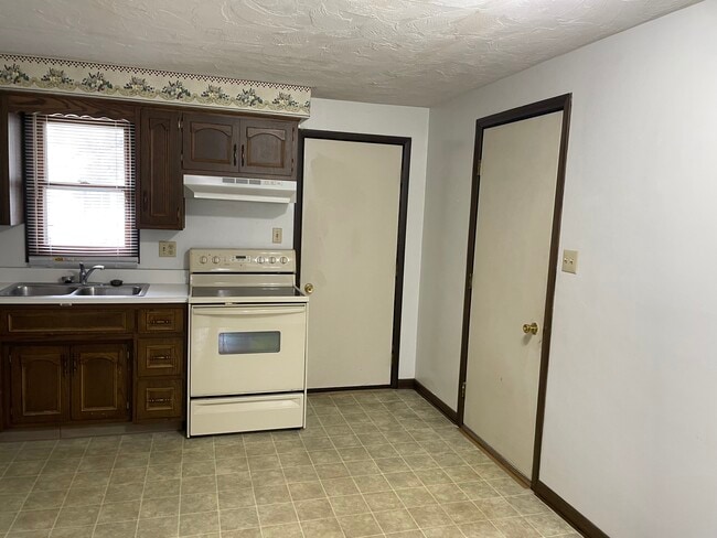 Grass Roots Properties LLC 115 S Clinton Kitchen - 115 S Clinton St