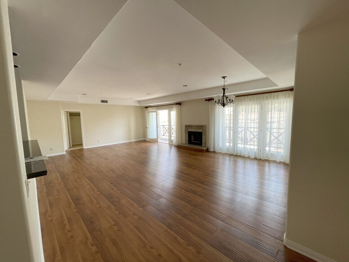 114 N La Peer Dr Unit 202, Beverly Hills, CA 90211 Condo for Rent in