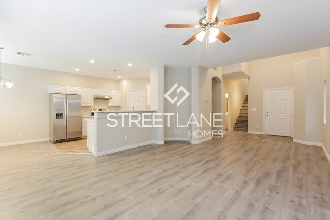 Foto del edificio - SUMMER SPECIAL! NOW OFFERING FIRST FULL MO...