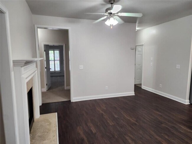 Building Photo - 465 Roland Manor Dr