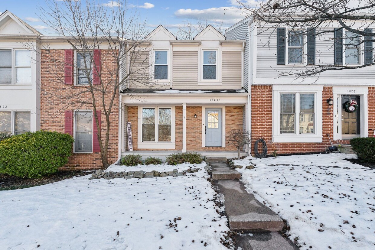 Primary Photo - Beautiful 3-level 3 bed 3.5 bath townhome!