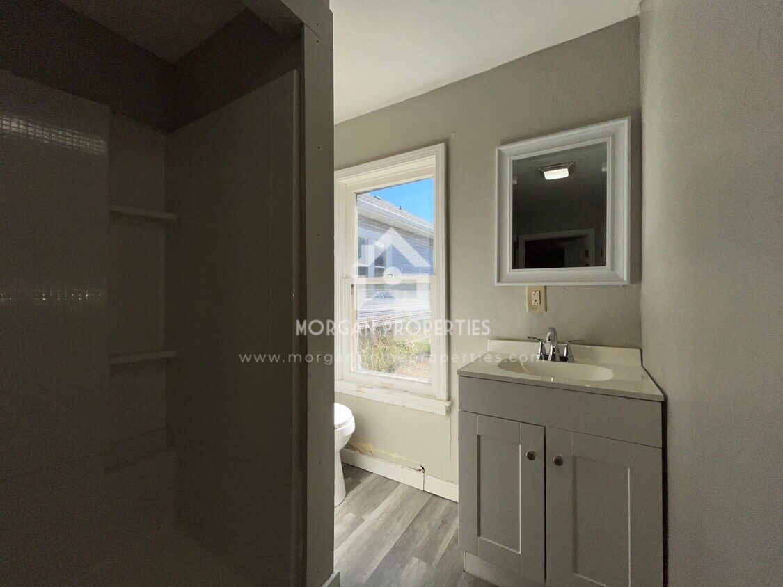 Foto del edificio - 336 W 6th St