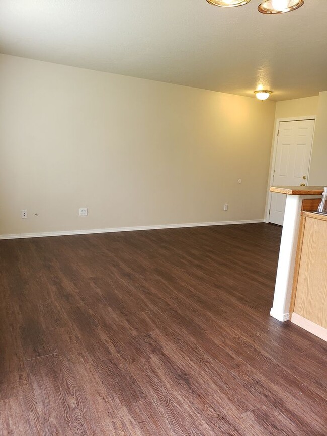 Building Photo - Wonderful Updated 3 bedroom 2 Bath 3 level Duplex in Post Falls.