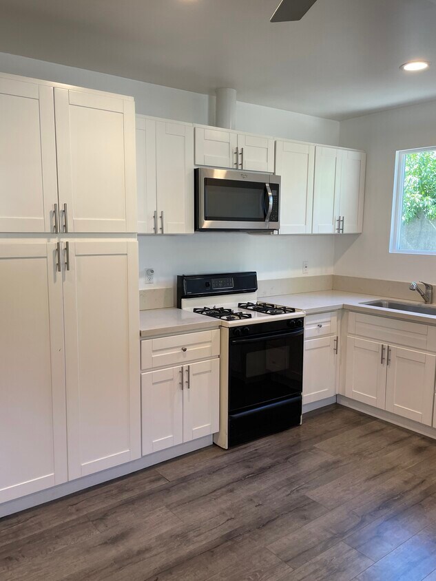 Foto principal - 6756 Tyrone Ave