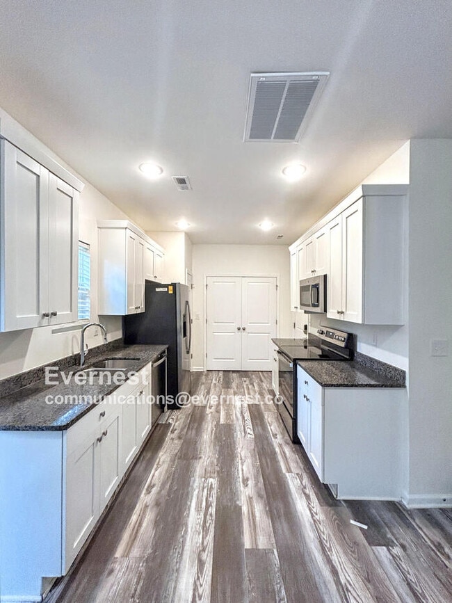 Building Photo - Bright 3-Bedroom Home with Modern Comforts...