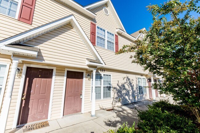 Building Photo - MOVE IN READY!!