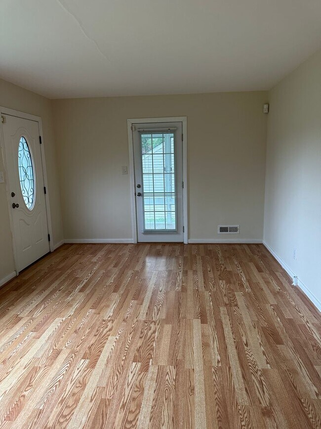 Foto del edificio - $2,300 / 3 br / 1.0 ba / 1,008 sqft