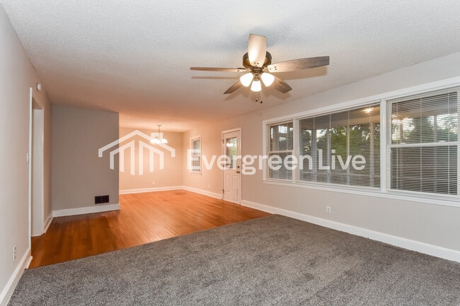 Foto del edificio - 568 Rainbow Cir