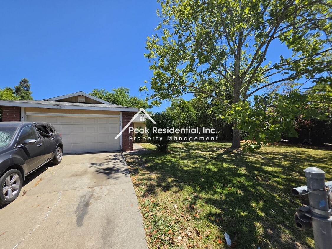 Foto del edificio - Cute 2bd/1ba Sacramento Duplex With 1-Car Garage