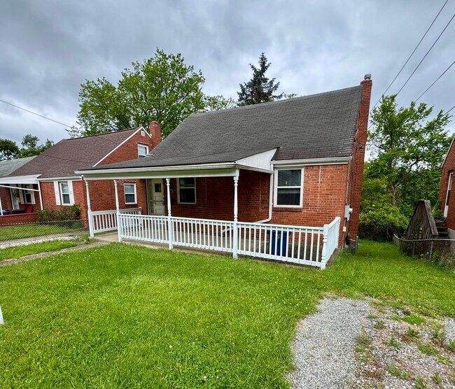 Building Photo - Charming 4 Bed 1.5 Bath house with BRAND NEW KITCHEN!!!