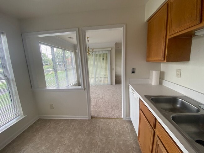 Building Photo - Sun-filled 2 Bed 2 Bath Condo In Sought Af...