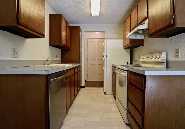 Building Photo - Bright Top Floor End Unit