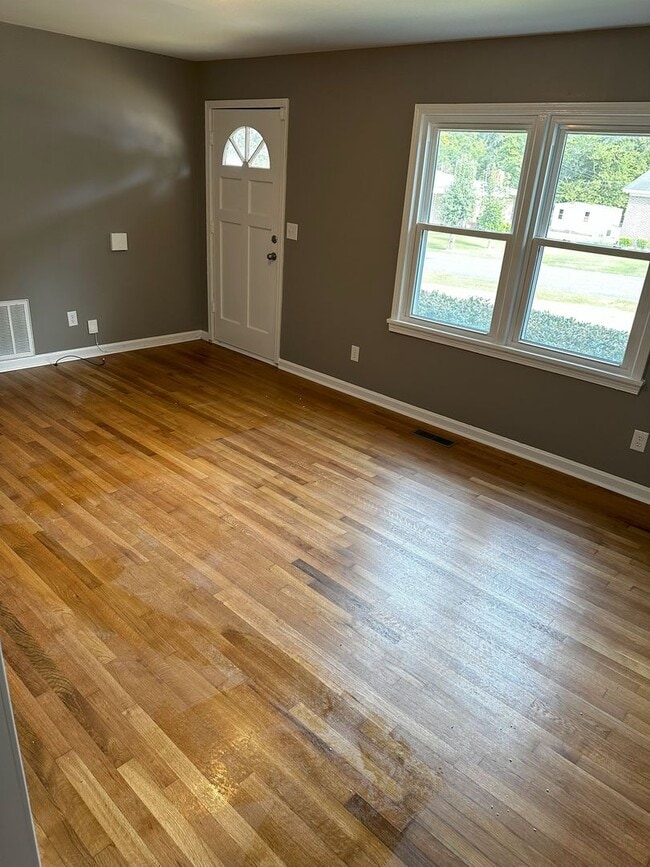 Building Photo - Beautiful Large 3 bedroom 2 bath
