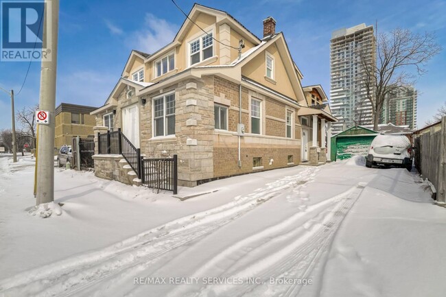 Building Photo - 6 Trueman St