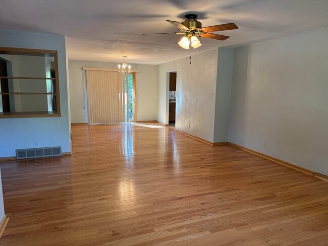 Foto del edificio - 510-512 Elm Street Duplex
