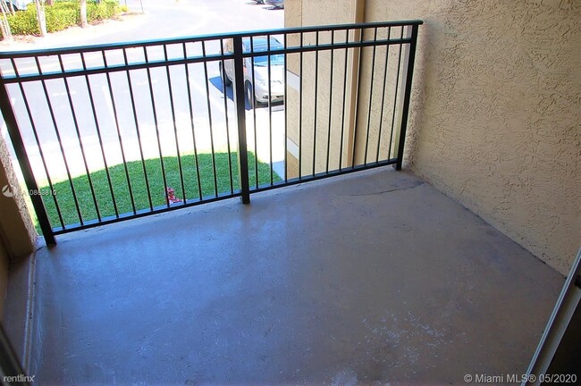 Building Photo - 1 br, 1 bath Condo - 11470 Pines Blvd