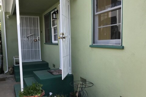 frente a unos pasos - 2019 19th St