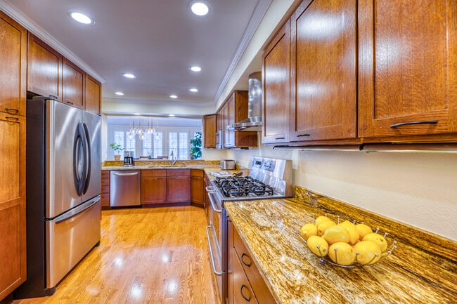 Kitchen - 1518 E Nichols Cir