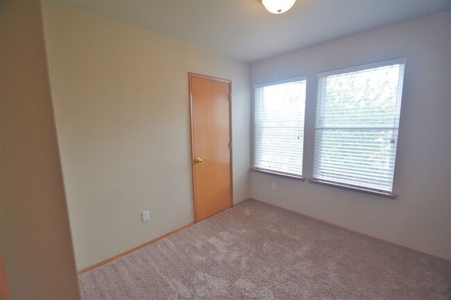 Building Photo - 409 Pine Ave
