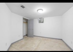 Building Photo - 904 S 18th St