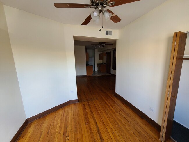 Building Photo - 1403 W Diversey Pkwy