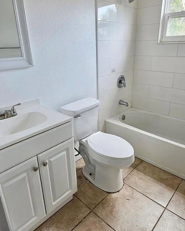 Foto del edificio - 2 bed 1 bath 2-plex with 850 sf. Off MLK (...