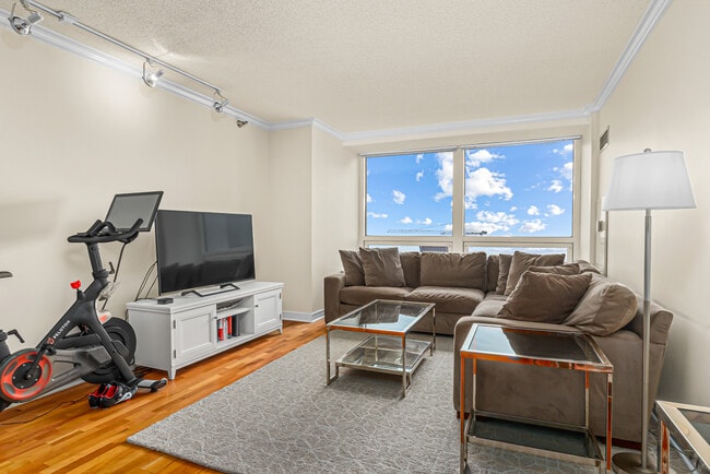 Building Photo - 512 N McClurg Ct