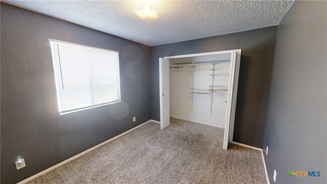 Foto del edificio - 2107 Creekwood Dr