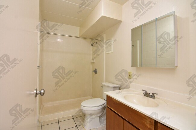 Building Photo - 984