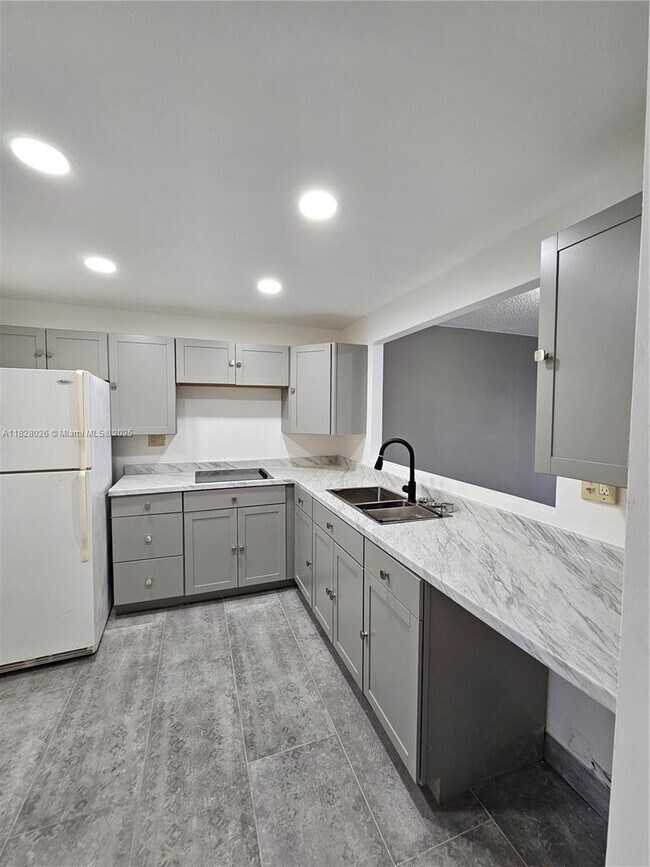 Foto del edificio - 3600 NE 170th St