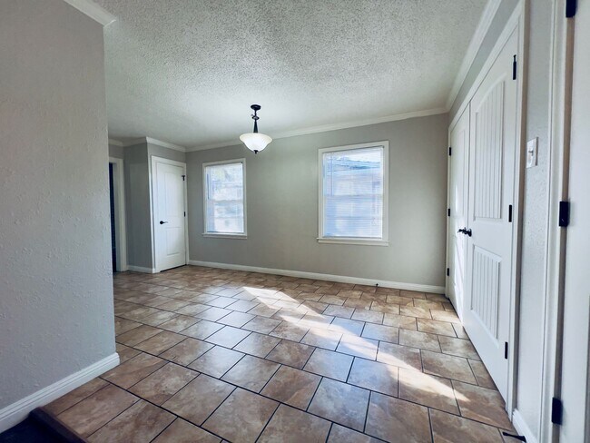 Building Photo - Great Three Bedroom with 2 Living Areas