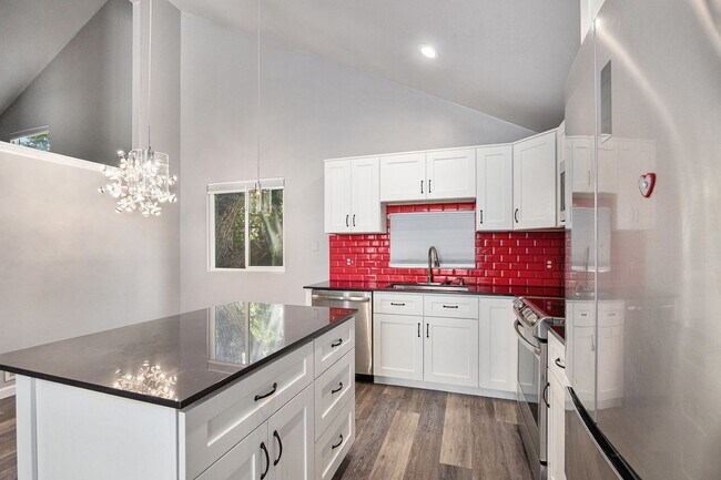 Foto del edificio - Beautifully Finished Detached Patio Home