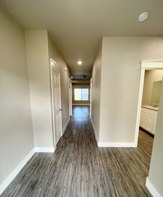 Building Photo - Open floor plan/Paved street/Quiet neighbo...