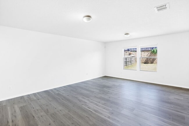 Building Photo - 3 Bedroom/2.5 Bath Hillcrest Subdivision