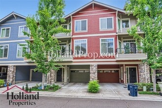 Building Photo - 472 NE Patricia Ann Pl