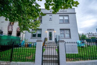 Building Photo - 1601 Isherwood St NE