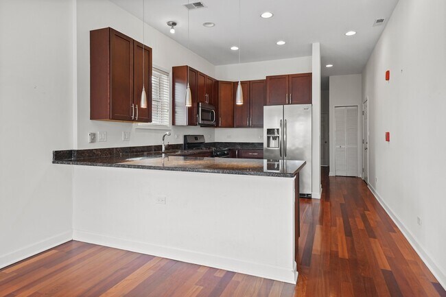 Building Photo - 1314 N Wicker Park Ave