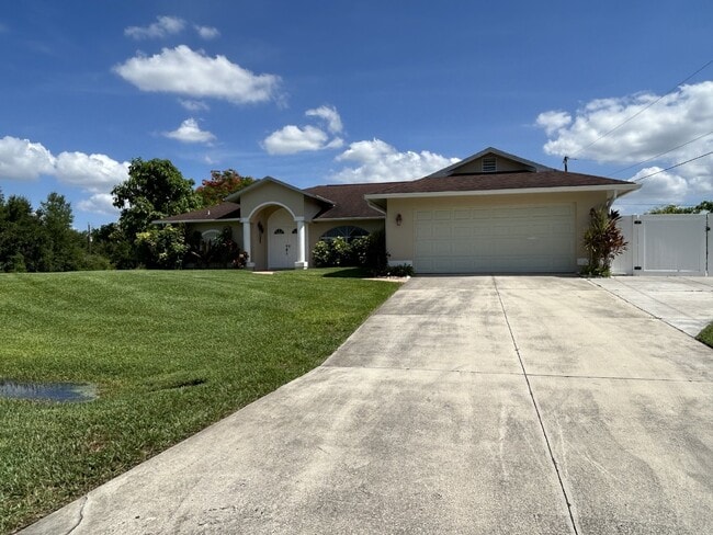 Building Photo - Stunning   3-Bedroom Home with 2 Full Bath...