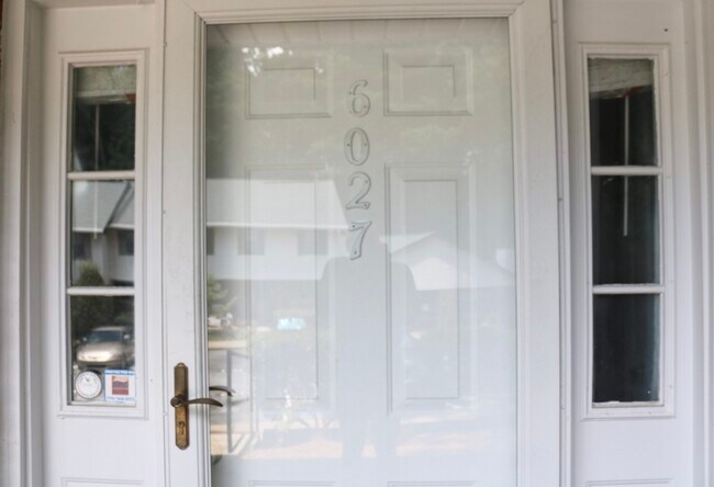 Foto del edificio - 6027 WinterGreen Rd NW