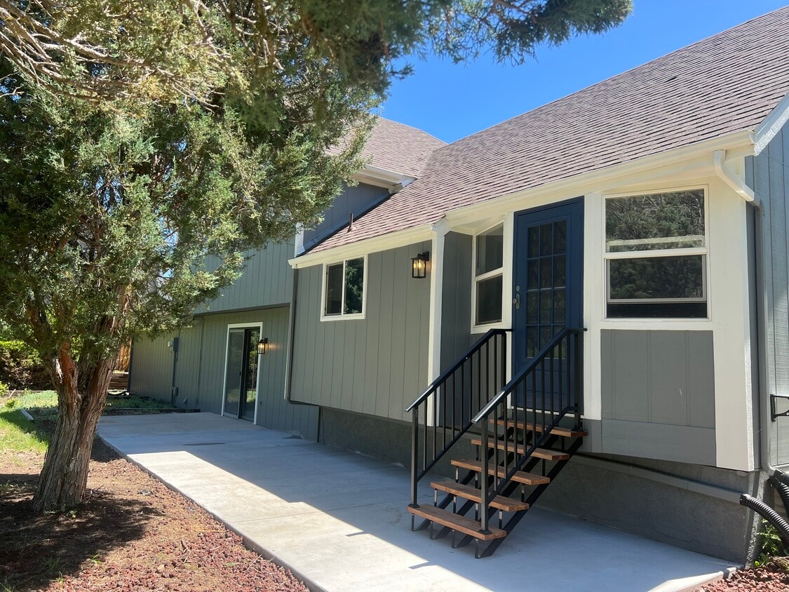 Building Photo - 940 Grey Eagle Cir N