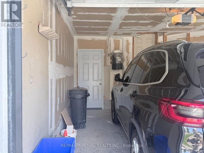 Building Photo - 17 Deerwood Crescent
