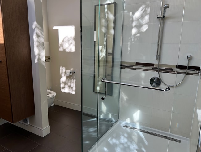 bathroom 1 - 204 Cowper St