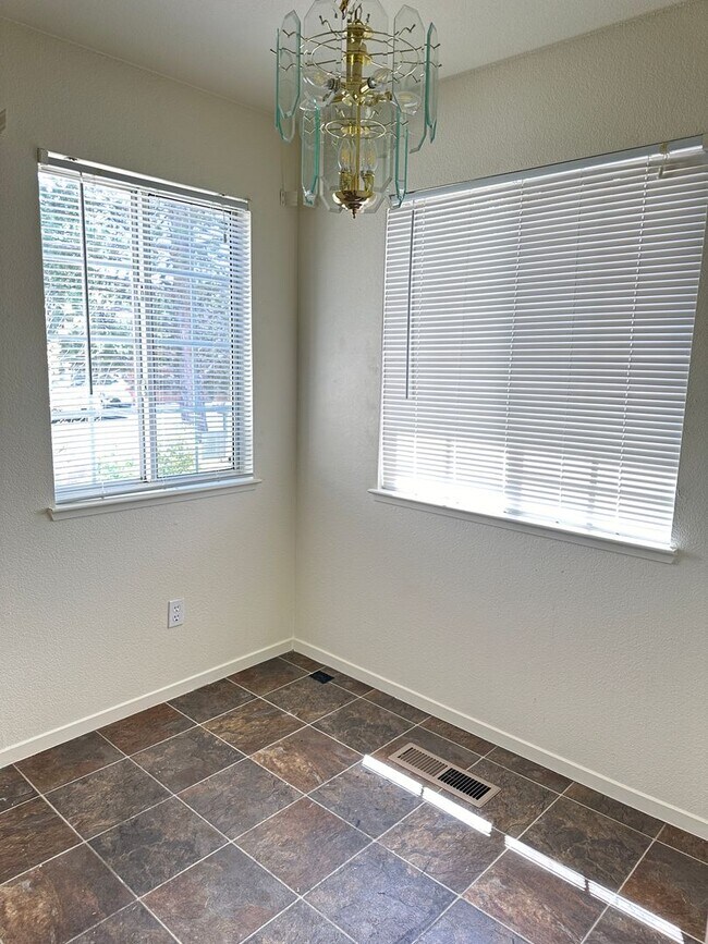 Building Photo - Charming 3-bedroom, 2-bathroom