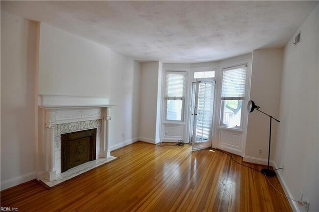 Building Photo - 1009 Colonial Ave