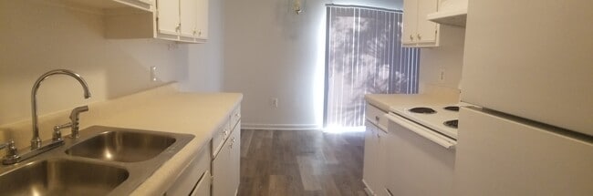 Kitchen - University Apartments