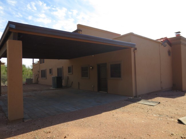 Building Photo - Horse Lovers Dream Property!!!