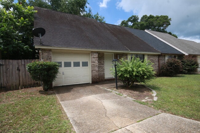 Building Photo - Charming West Pensacola Townhome – 2BR/2BA...