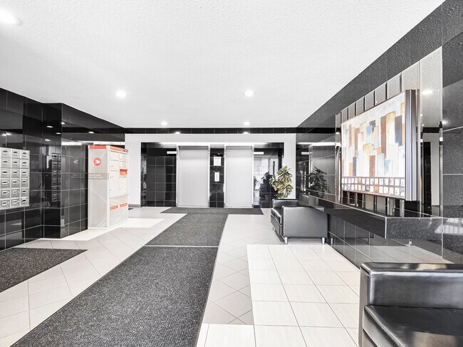 Photo du bâtiment - Available NOW | Top Floor Condo Living with Stunning North-Facing Views