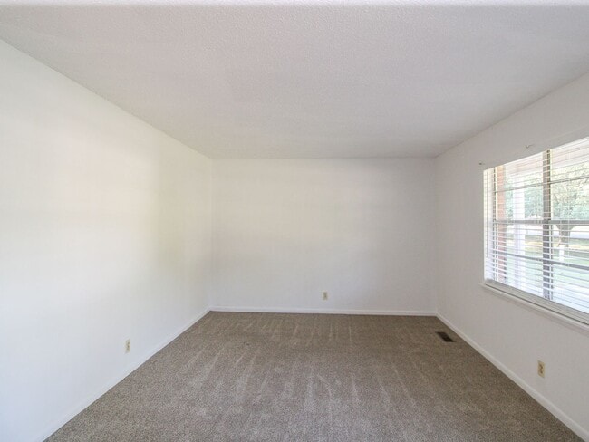 Building Photo - FREE MONTH RENT! Ardmore School District!