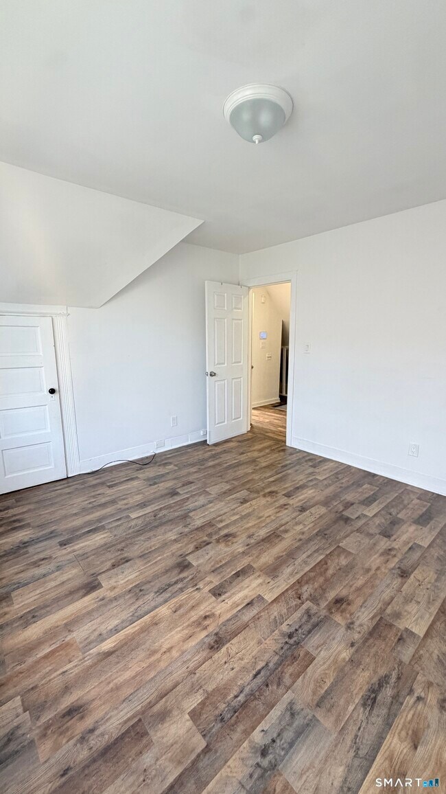 Foto del edificio - 466 Hollister Ave